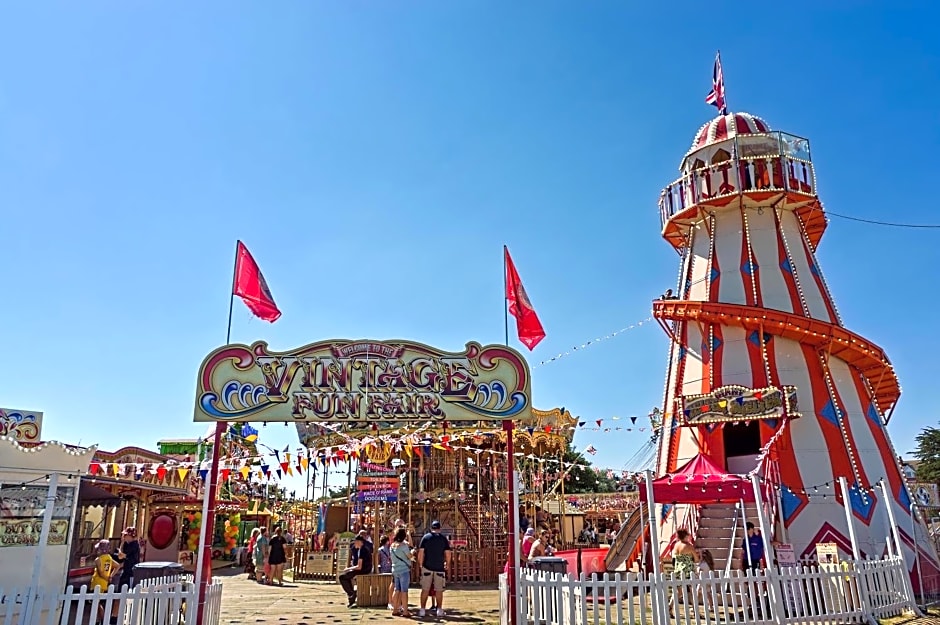 Stunning Lodge With Decking At Oaklands Holiday Park In Essex Ref 39017Rw