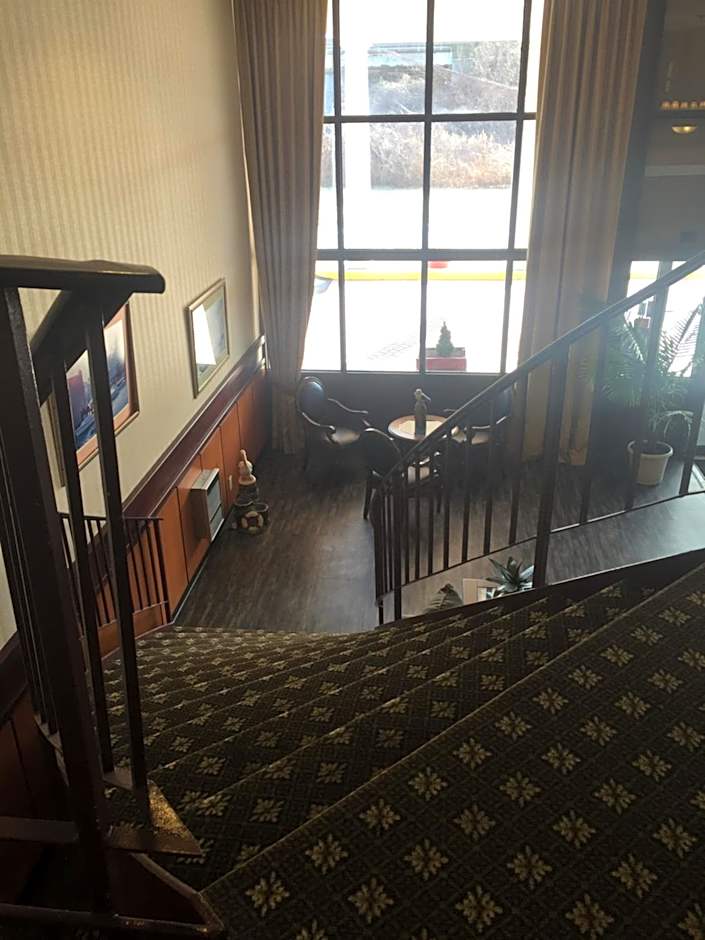 Mystic River Hotel & Suites