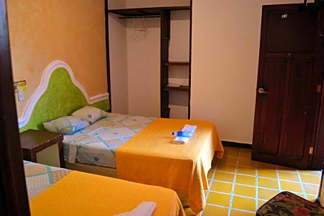 Room with 2 Single Beds with Air Conditioning (2 Double Beds)