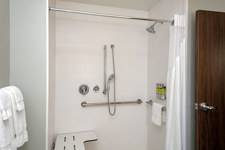 Holiday Inn Express & Suites Bend South By IHG
