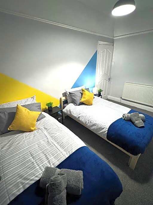 Salisbury - New 3br home, wifi, parking, sleeps 6, near Liverpool city centre