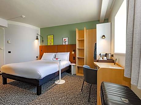 Comfort Room with Double Bed and Two Single Sofa Beds