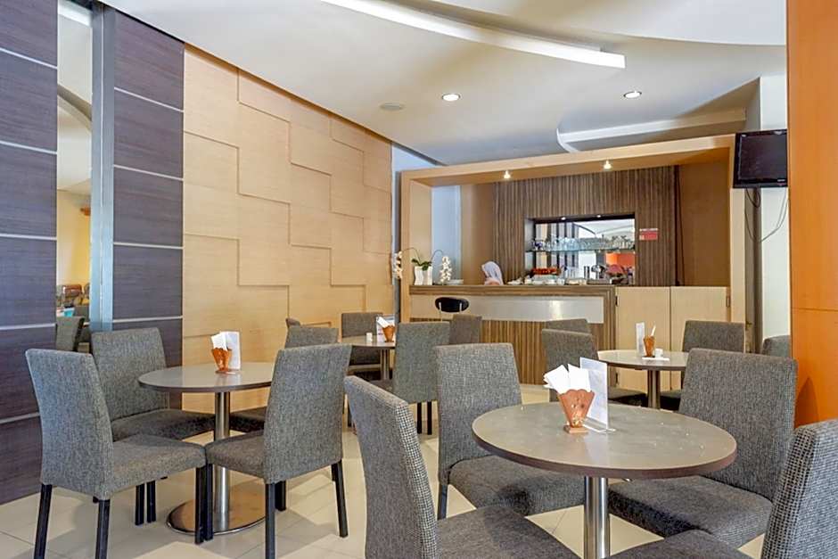 RedDoorz Plus near Hotel Benua Kendari