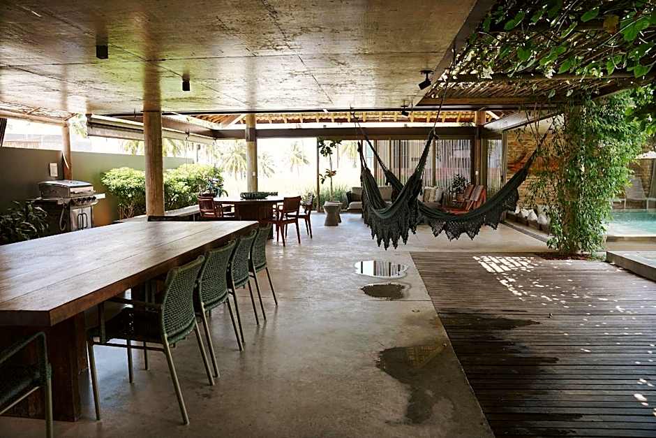 Casa com piscina aquecida, cozinheira, 30m do mar