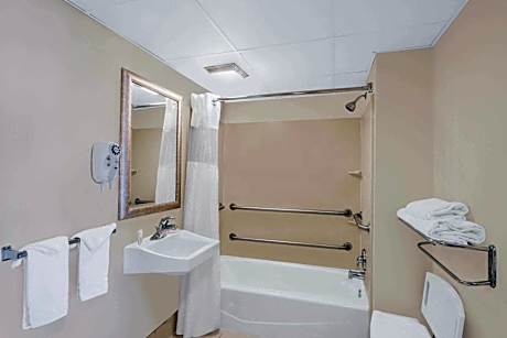 Queen Room - Disability Access/Smoking