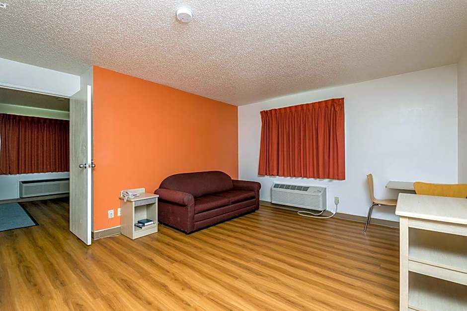Motel 6-Waterloo, IA