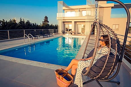 IO Luxury Pool & Hot Tub Suites