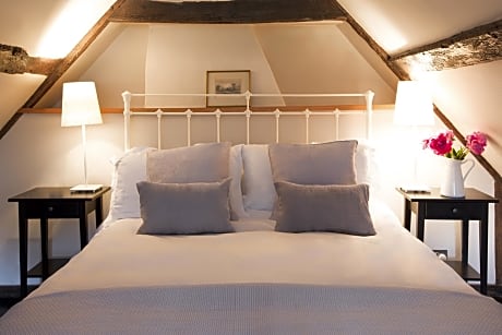 Junior Suite-King-Ensuite with Bath-Countryside view-Beacon View