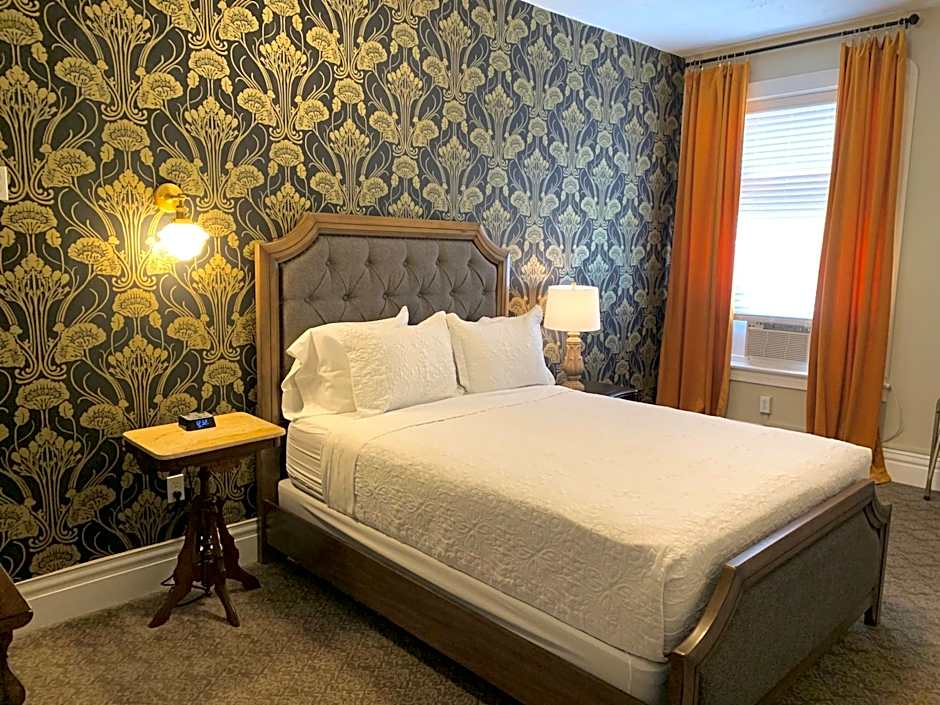Photo 1 of 5 of Deluxe 1 Queen Bed Suite