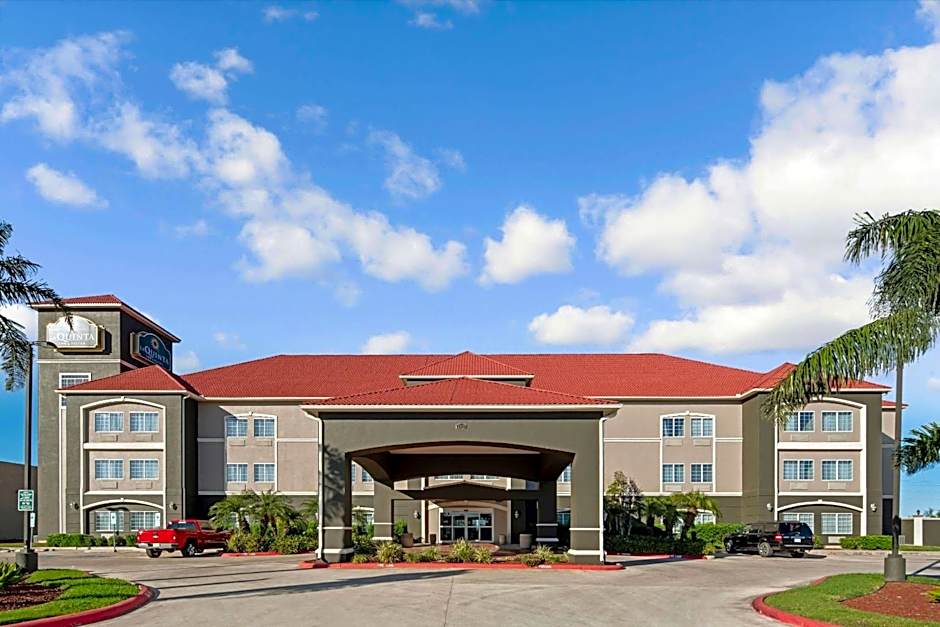 La Quinta Inn & Suites by Wyndham Mercedes Outlet Mall