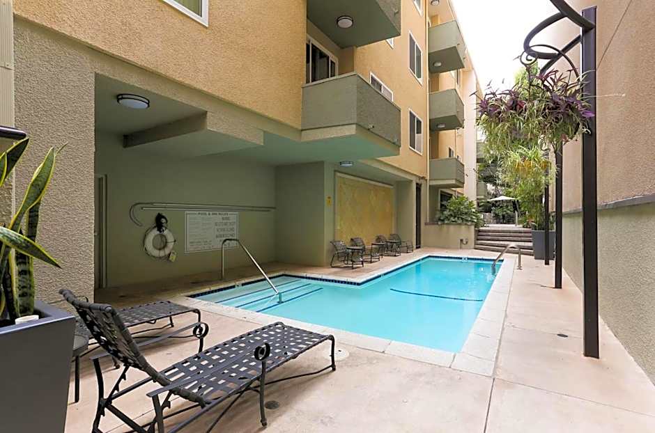 Beverly Hills 2 bed 2 bath Penthouse with Den and Parking 414