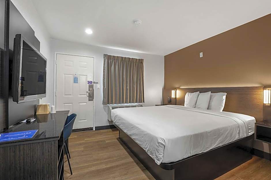 Studio 6 Suites Escondido, CA