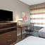 La Quinta Inn & Suites by Wyndham Greensboro Airport