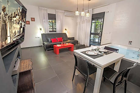 Deluxe Family Room with pool