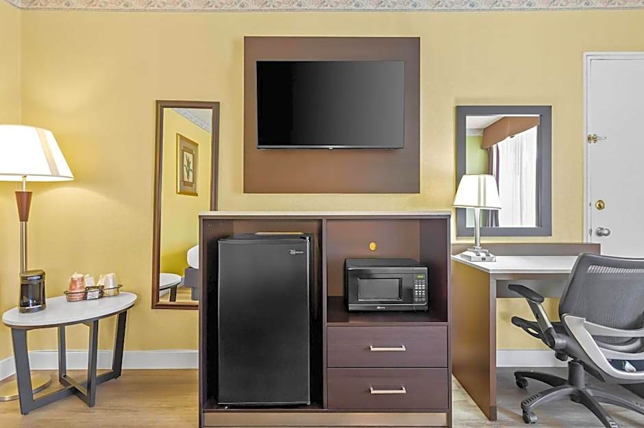 Quality Inn Airport - Cruise Port