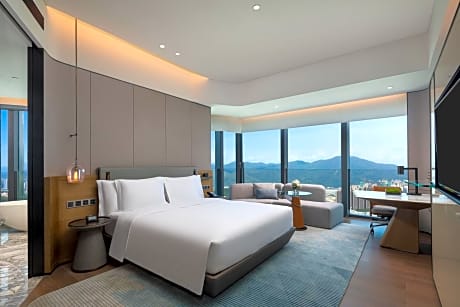 Premium King Room with River View - Lounge Access