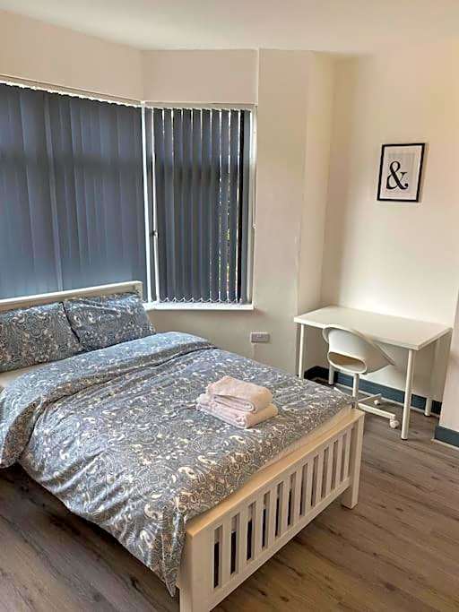 Newly refurbished studio, great location 8 studios