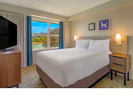 Deluxe - King - Water View - Hearing Accessible