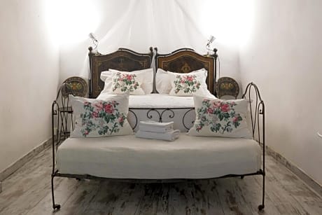 Deluxe Room (2 Adults + 1 Child)