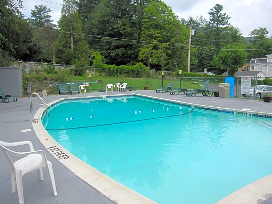 Howard Johnson by Wyndham Lake George