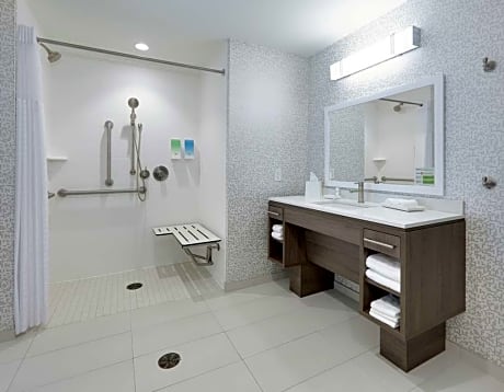 2Queen Accessible Roll In Shower Studio Nosmk