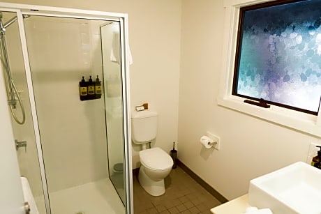 Pencil Pine Cabin (1 Queen Bed and 1 Twin Bed)