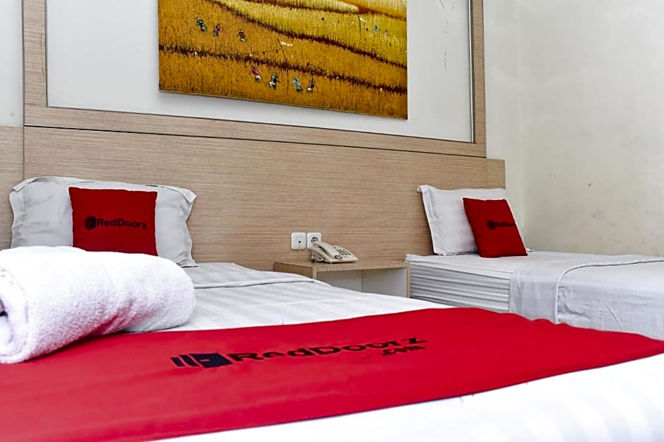 RedDoorz Plus near Sultan Hasanuddin Airport