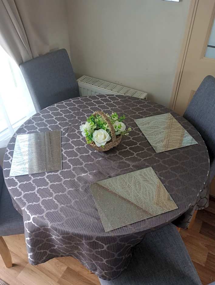 Luxury 2 bedroom caravan with large decking Close to beach