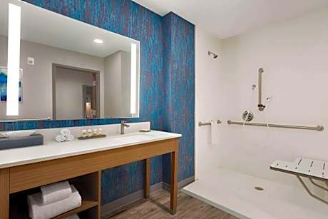 King Room with Bath Tub - Mobility Accessible/Non-Smoking
