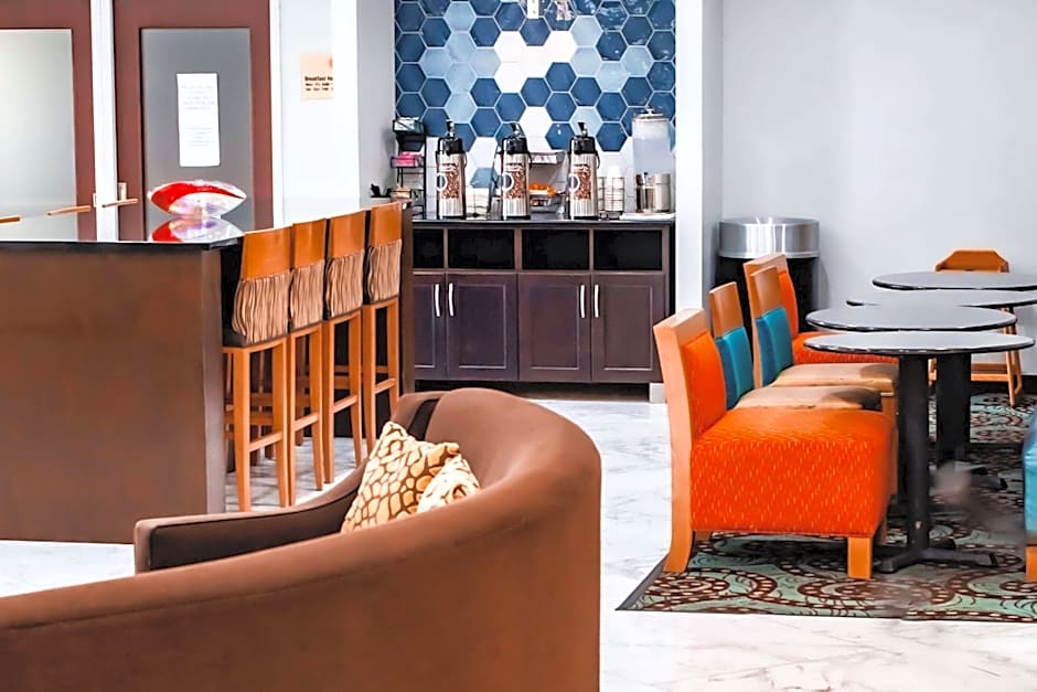 La Quinta Inn & Suites by Wyndham Evansville