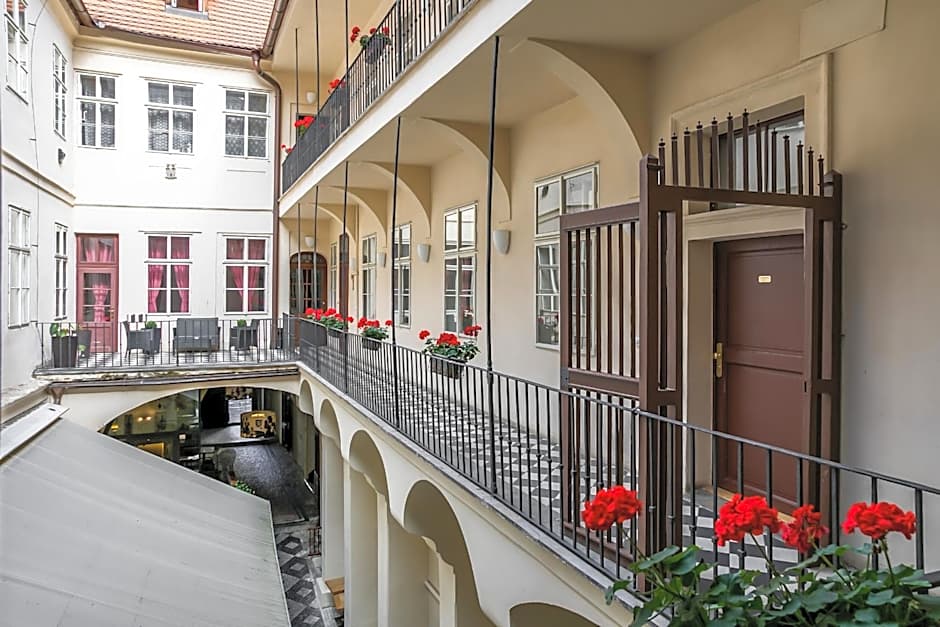 Three Golden Crowns Apartments