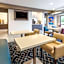 La Quinta Inn & Suites by Wyndham Wichita Airport
