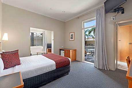 Queen Suite with Balcony - Non-smoking