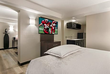 Premium Suite with Multiple Beds Disability Access with Kitchenette Smoke Free (Upgraded Bedding and Snack Box)