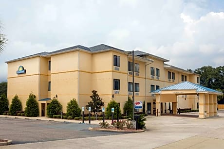 Days Inn by Wyndham North Mobile