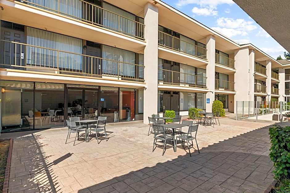 Vagabond Inn Executive Old Town