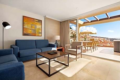 Superior Three-Bedroom Apartment with Hot Tub and Ocean View