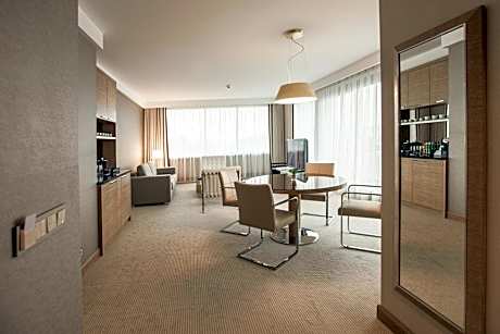 Suite with Terrace and Lake View