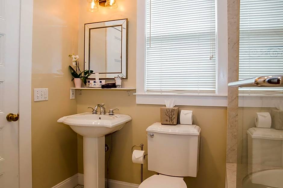 Almondy Inn Bed & Breakfast