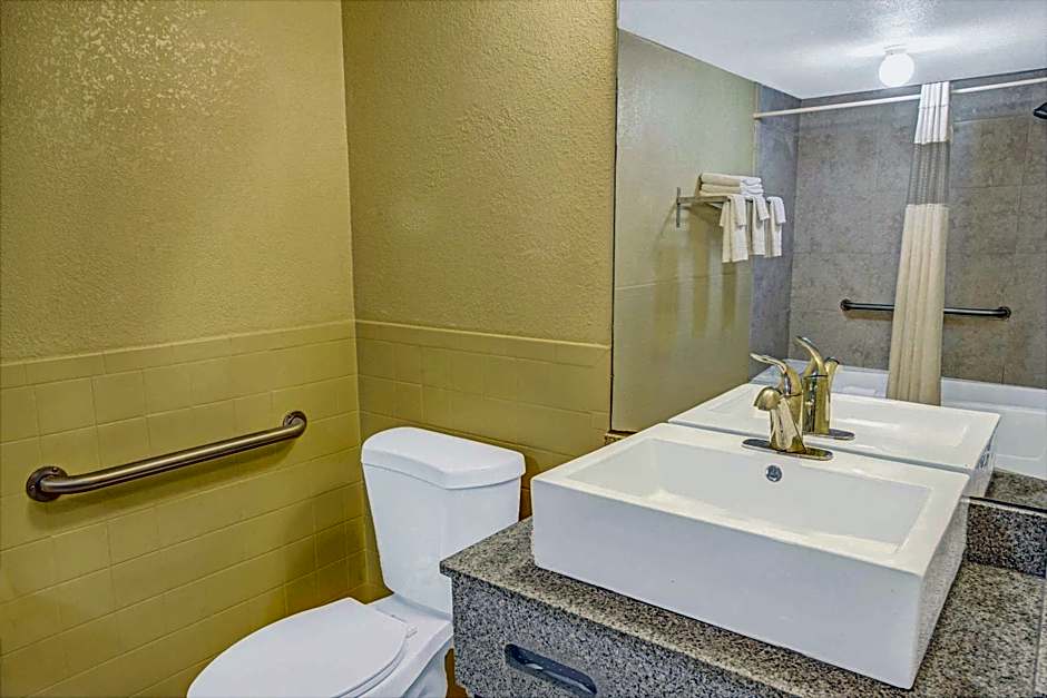 Days Inn by Wyndham St. Petersburg Central