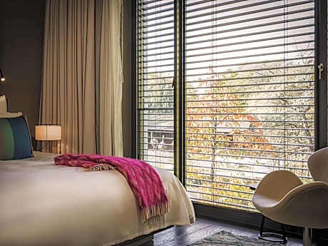 SO Stue Room with King Bed and View