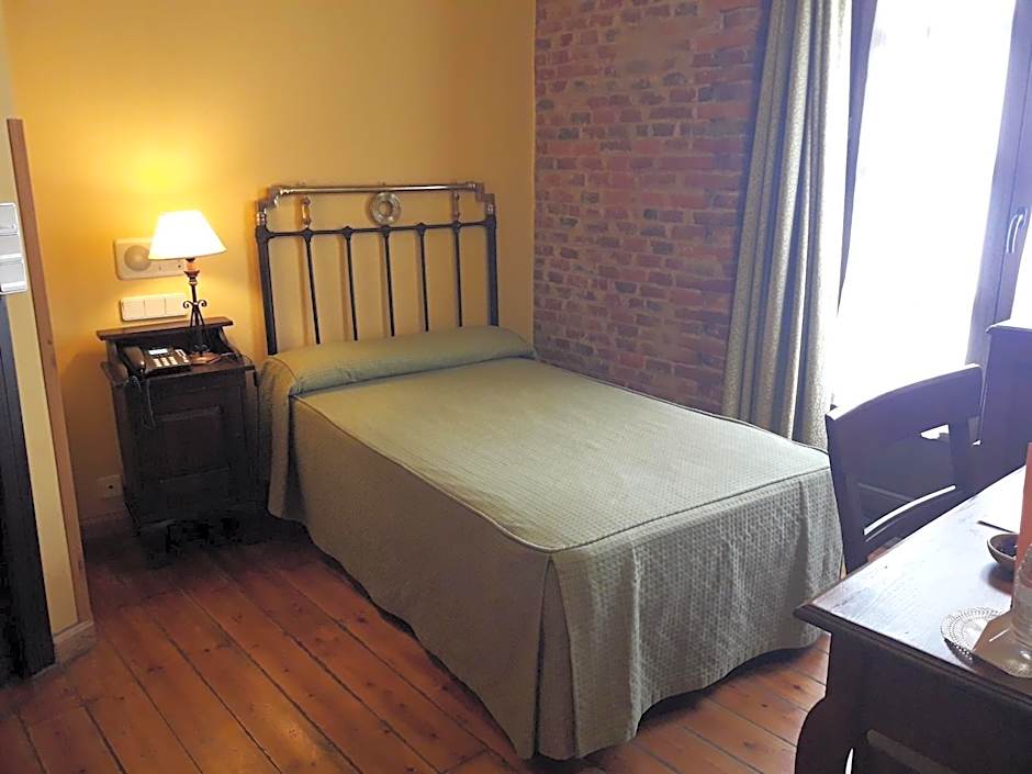 Photo 1 of 4 of Single Room