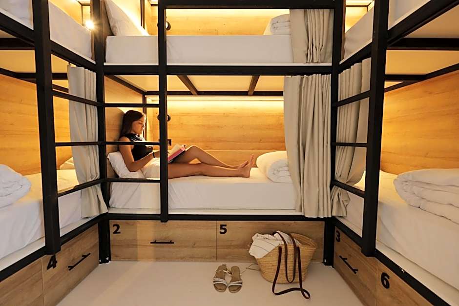 BLACK AND WHITE Hostel Palamós