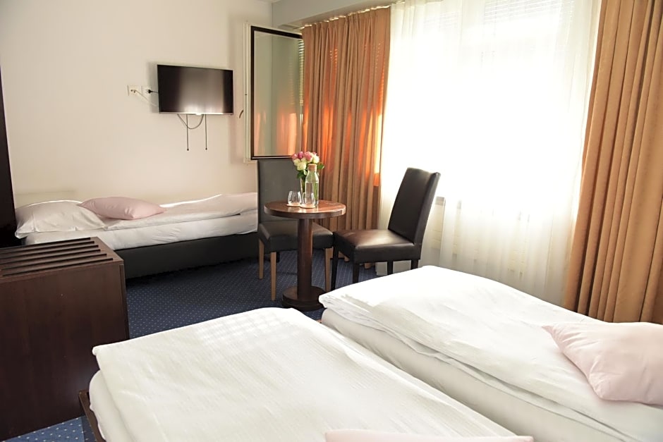 Photo 1 of 4 of Triple Room