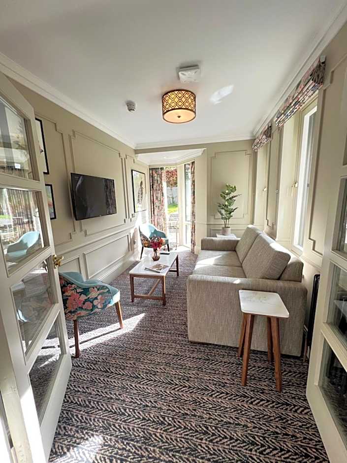 Waterloo Town House & Suites