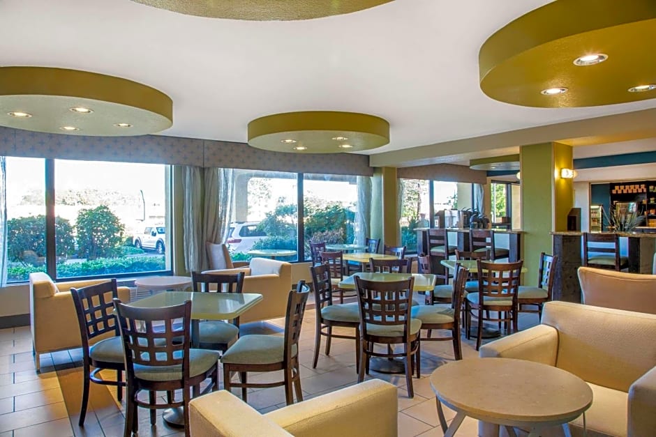 Oakland Airport Arena Hotel