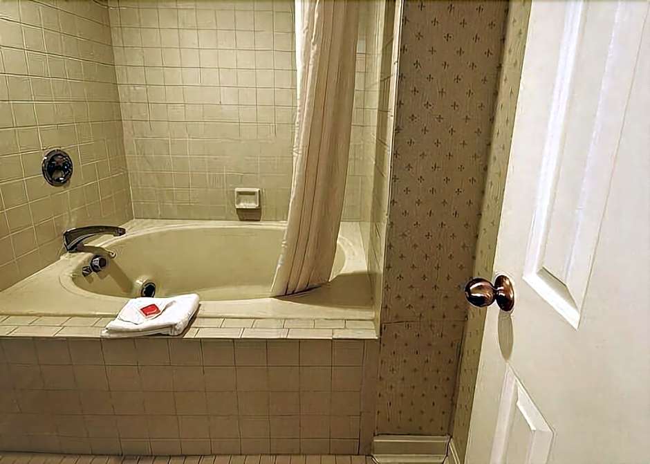 Econo Lodge Inn & Suites Groton