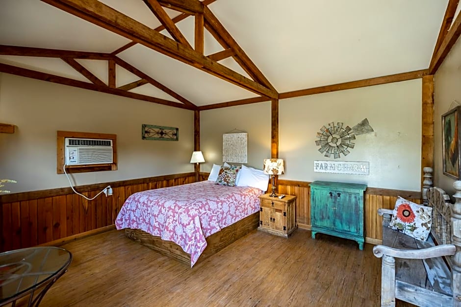 The Historic Leakey Inn
