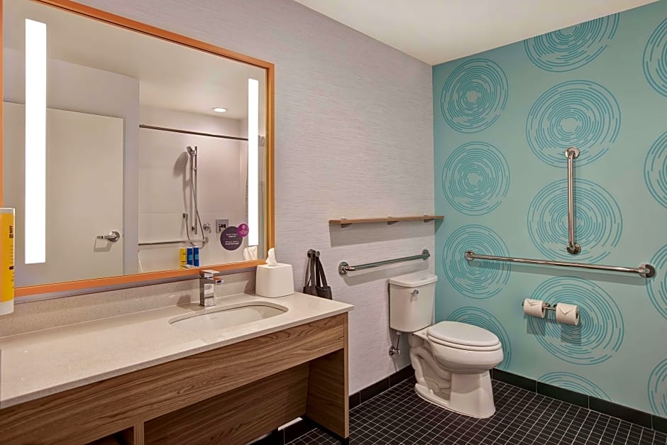 Photo 1 of 5 of 2 Queen Beds, Hearing Accessible, Roll in Shower