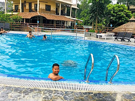 Hotel Riverside With Swimming Pool 